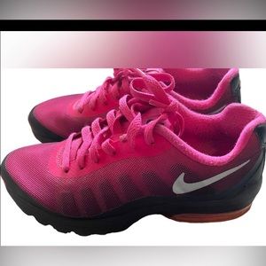 Nike air max invigor athletic shoes Women’s size 6.5